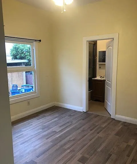 2116 Portland St — Photo 9