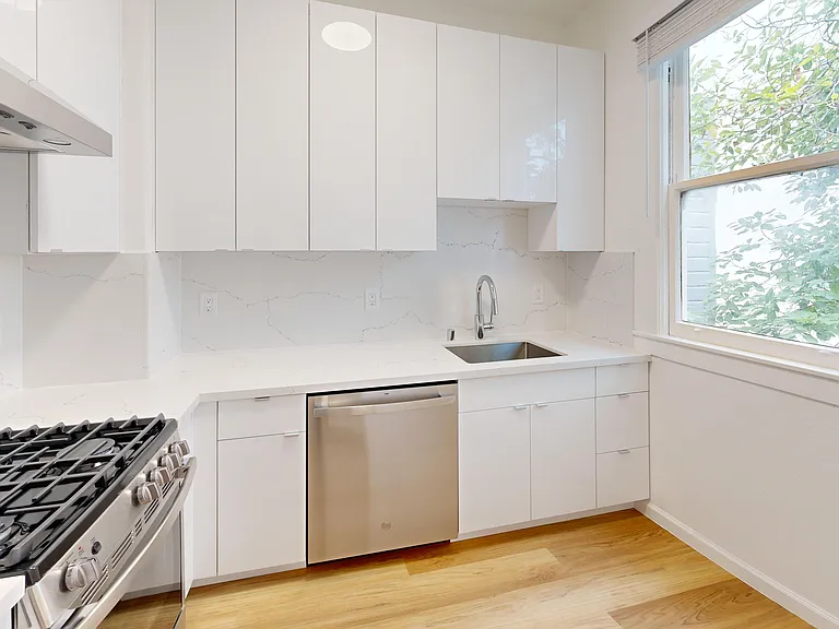 655 Stockton Street — Photo 10