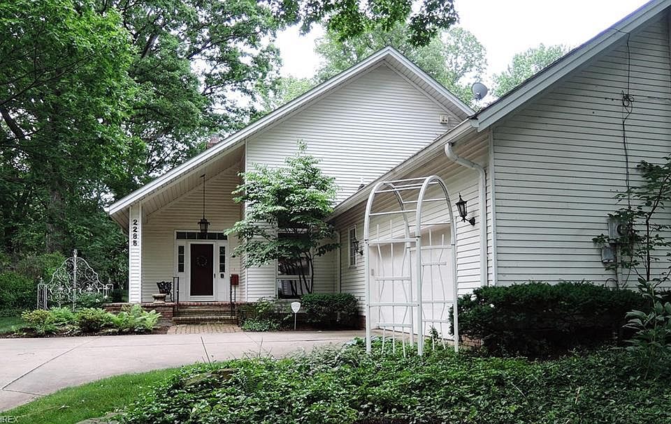 1st image of 2285 Harcourt Dr