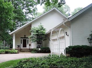 2285 Harcourt Dr, Cleveland Heights, OH 44106