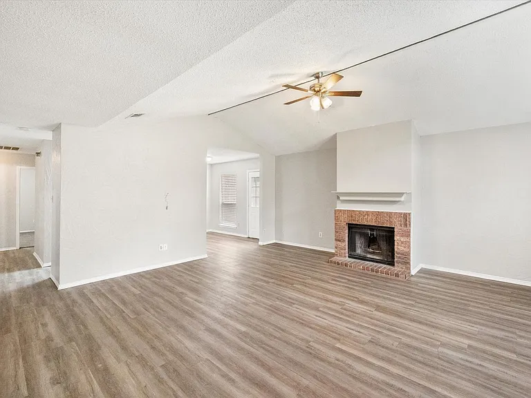 1217 Hidden Creek Dr — Photo 5