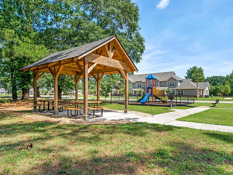 Ravenwood Crossing — Photo 33