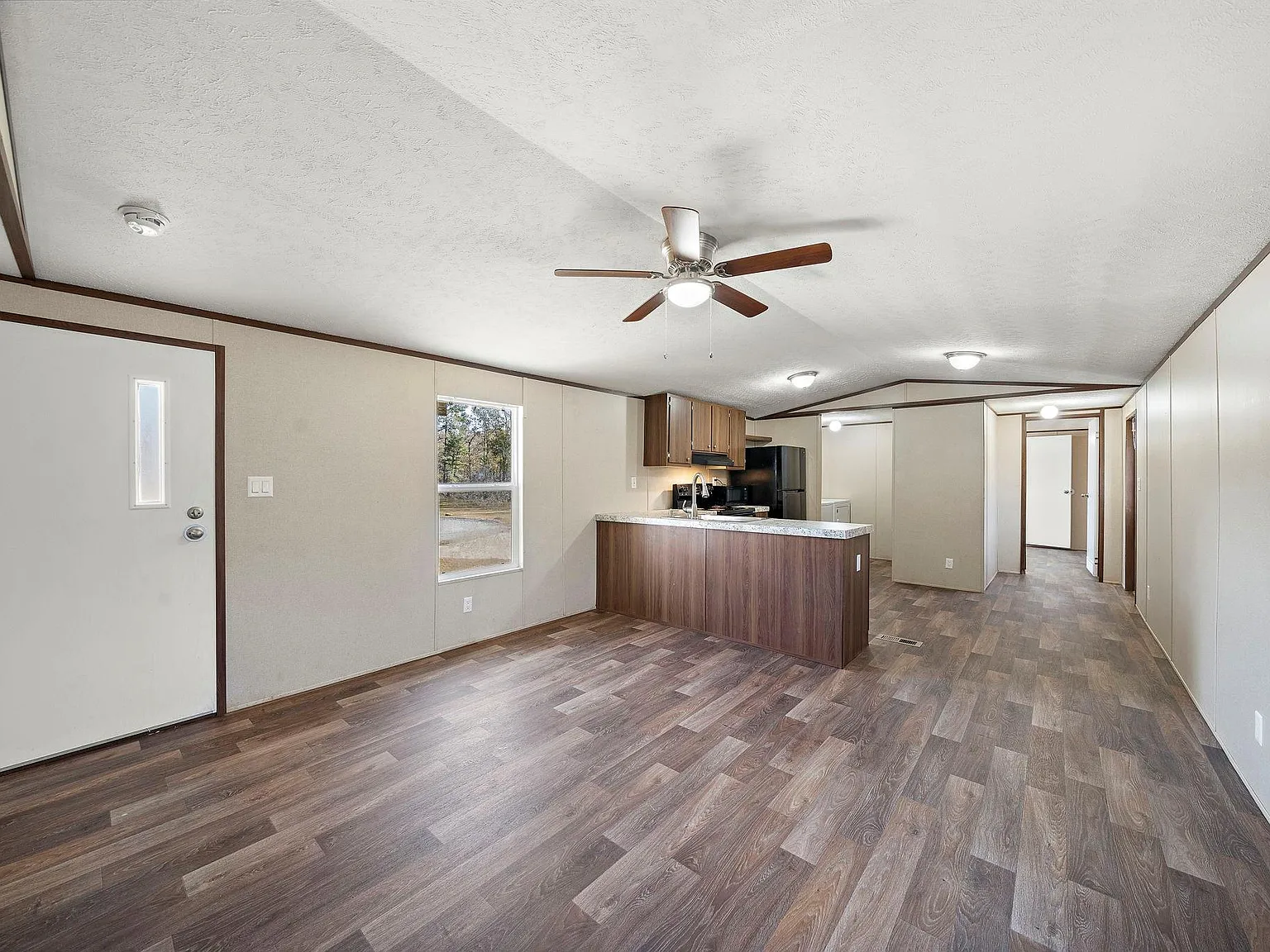 3 bed, 2.0 bath, 924 sqft, $1,195 — Photo 4