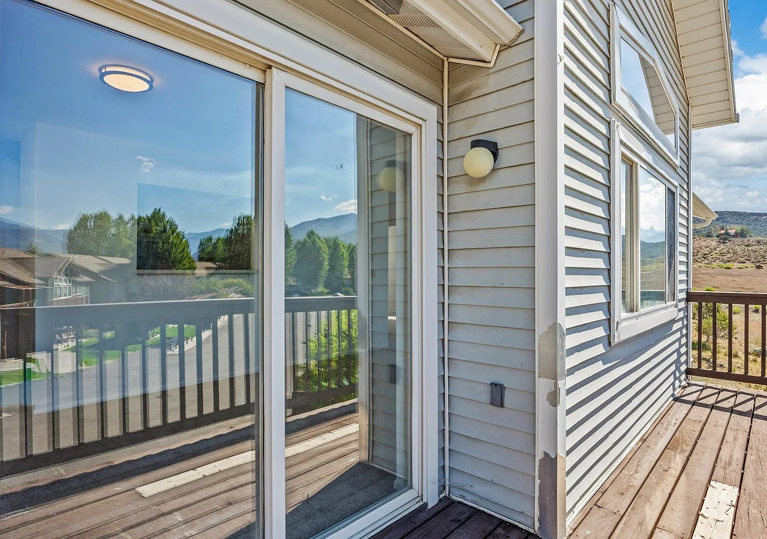 Quiet 3 bedroom apartment with covered carport parking spot — Photo 4