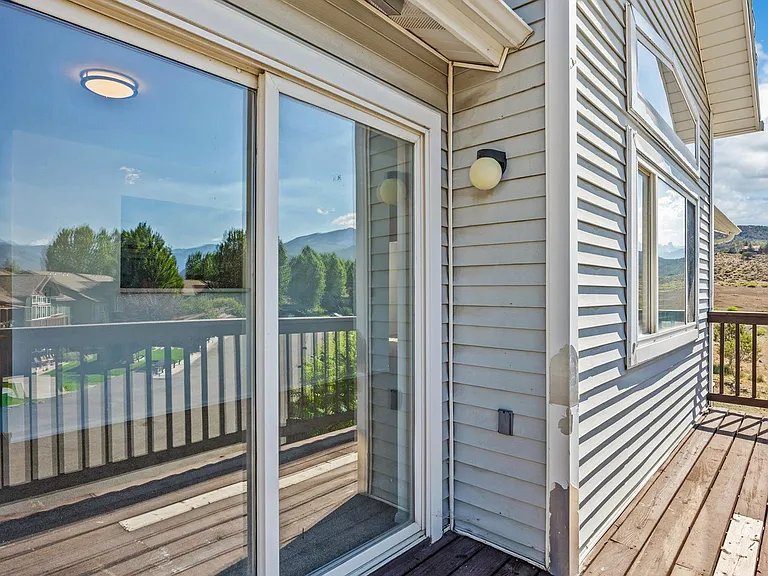 565 Redcliff Cir — Photo 16