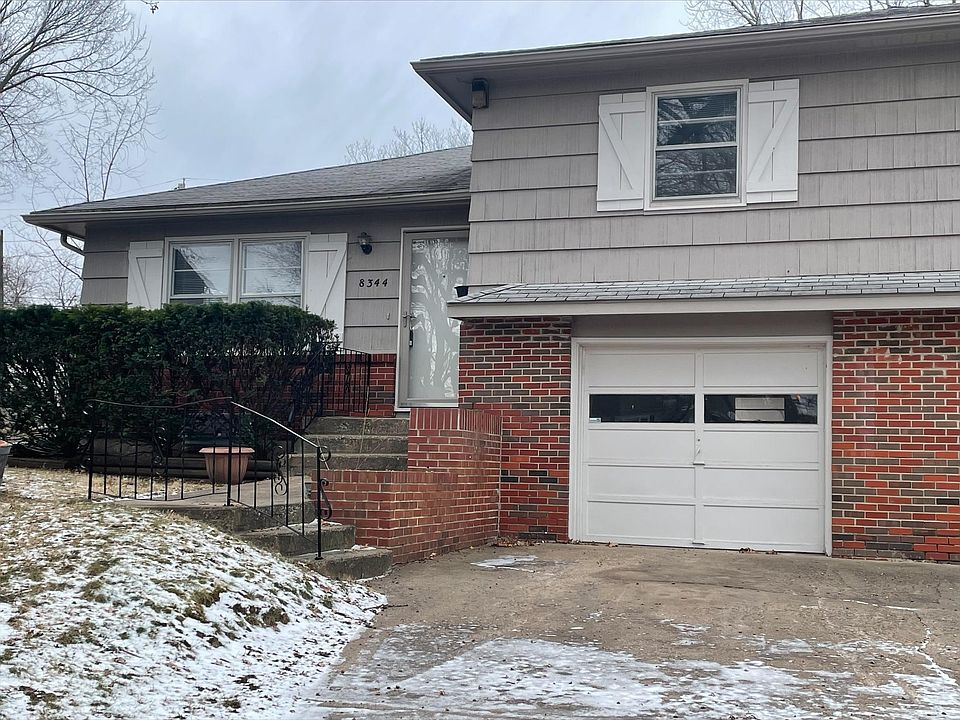 Garage, Entry and Front yard