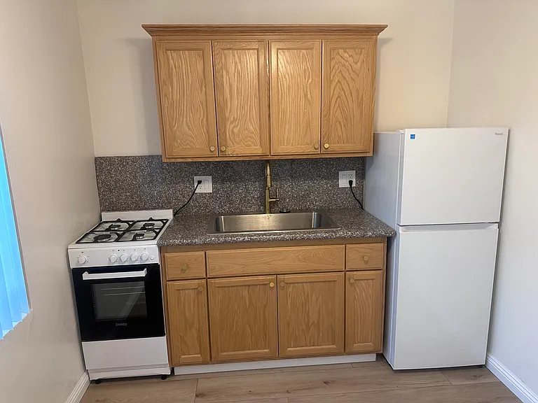 Sussex House Apartments — Photo 56