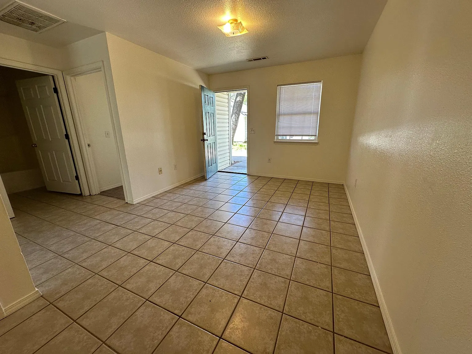 2 bed, $950 — Photo 4