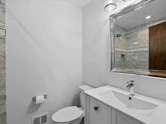 5th image of 625 N Abingdon St