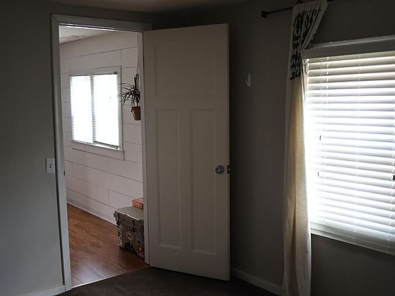 5th image of 119 1/2 E Walnut St