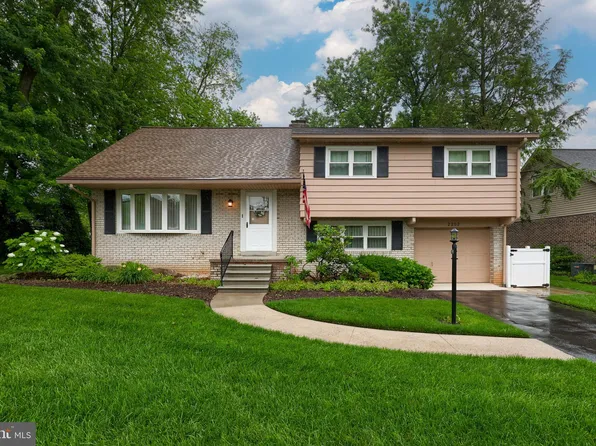 2202 Burkey Dr, Wyomissing, PA 19610