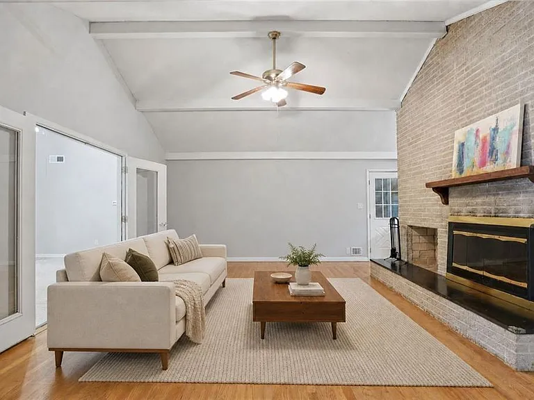 2209 Cherring Ln — Photo 2