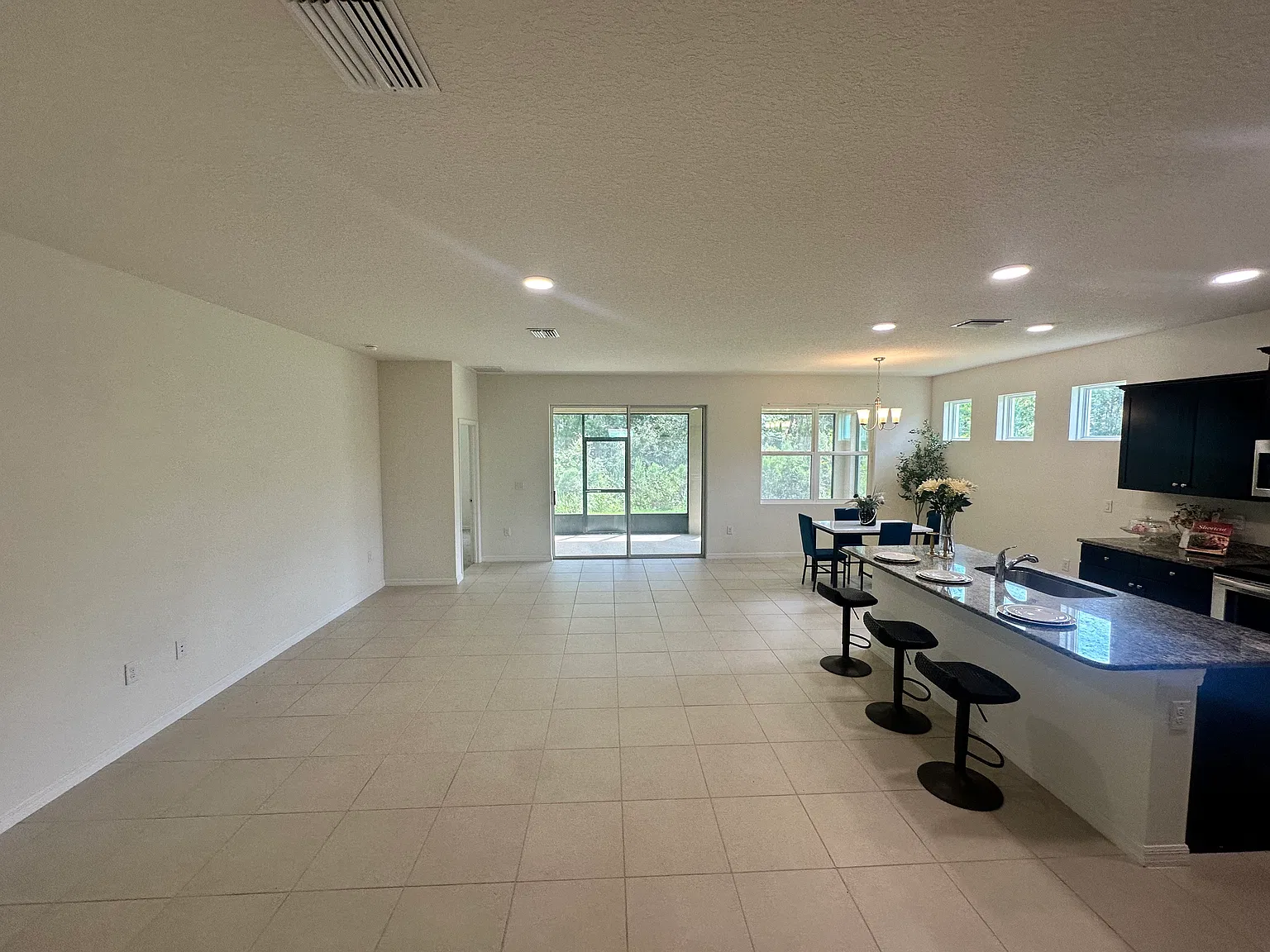 4 bed, 2057 sqft, $2,495 — Photo 4