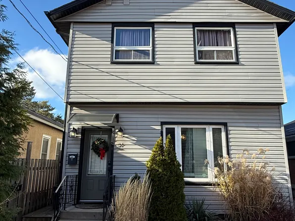 31 Raymond St #1, Saint Catharines, ON L2R 2T3