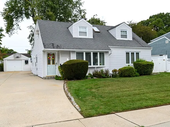 758 Wyngate Drive E, Valley Stream, NY 11580