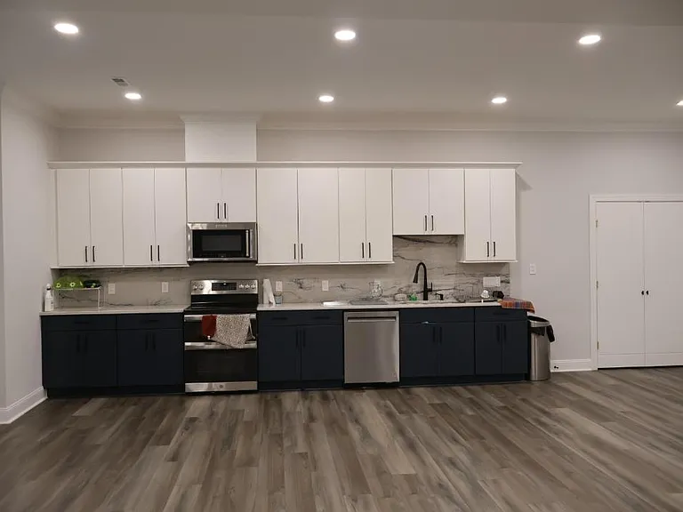 KITCHEN WITH ELECTRICAL STOVE , MICROWAVE/AIRFRYER, OVEN , DISHWASHER .