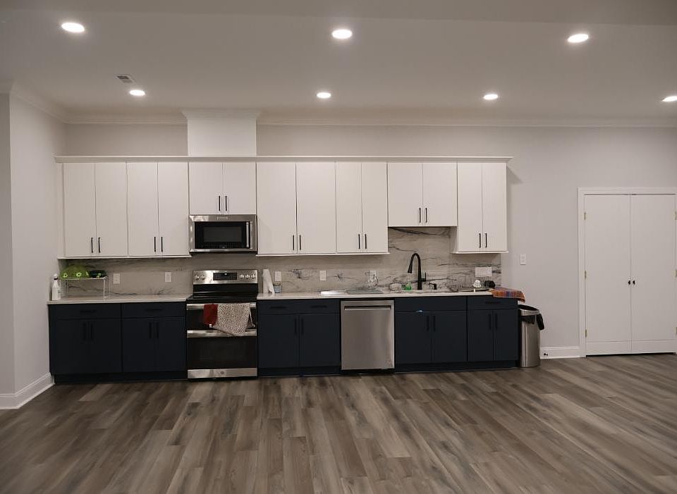 KITCHEN WITH ELECTRICAL STOVE , MICROWAVE/AIRFRYER, OVEN , DISHWASHER .
