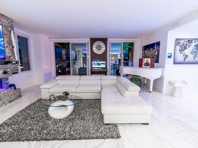 199 Drake St #PENTHOUSE — Photo 1