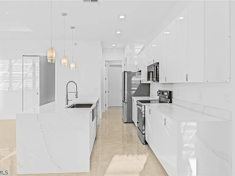 821 NW 37th Pl — Photo 17