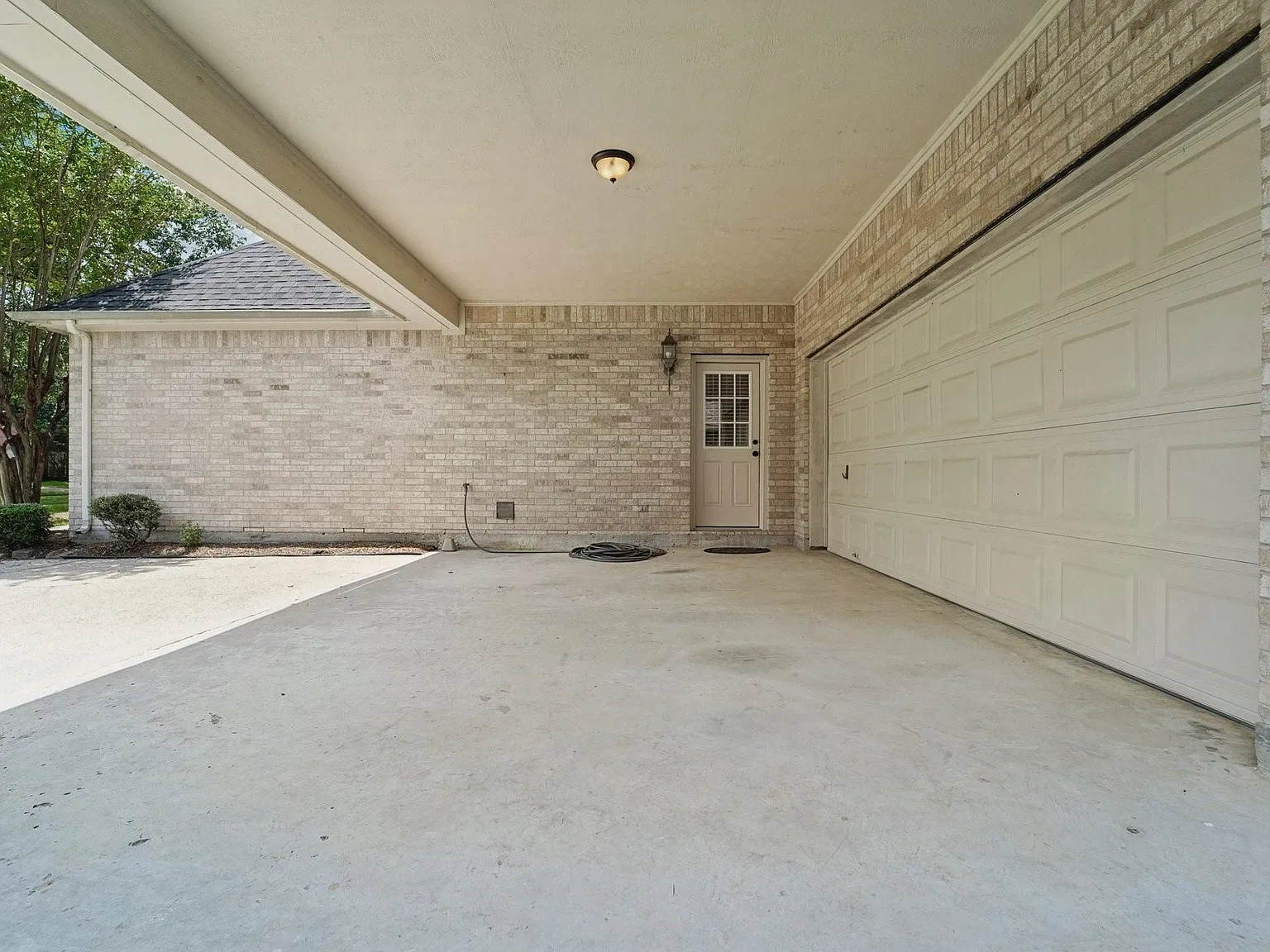 3 bed, 2.0 bath, 2346 sqft, $2,350 — Photo 3