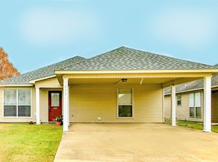 933 Meadow Glen Ave, Zachary, LA 70791