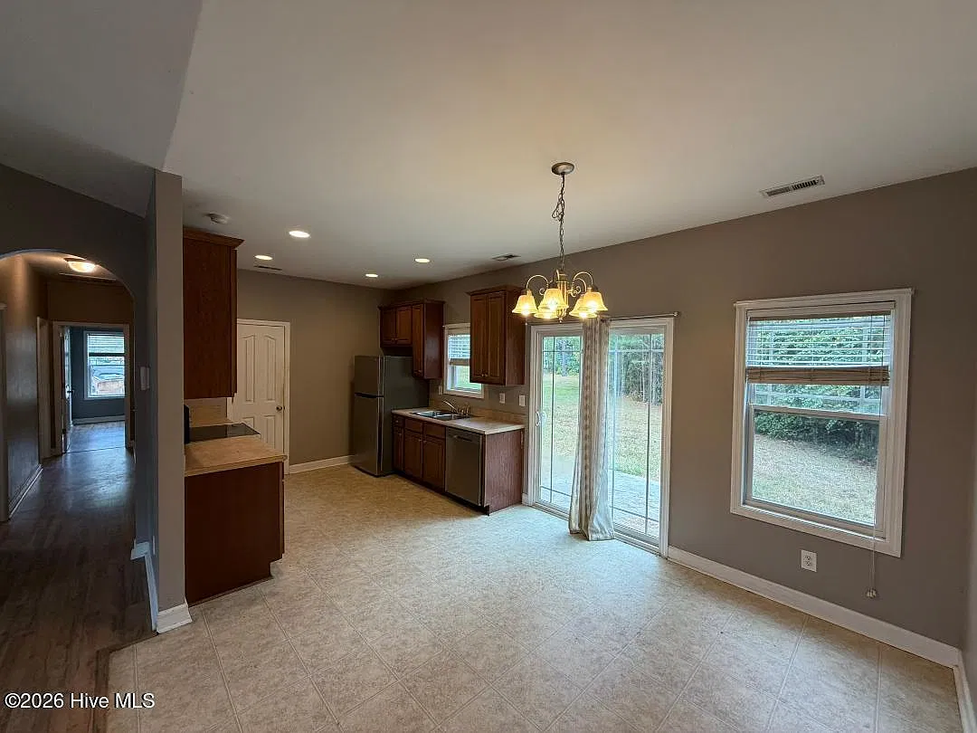 3 bed, 2.0 bath, 1124 sqft, $1,600 — Photo 3