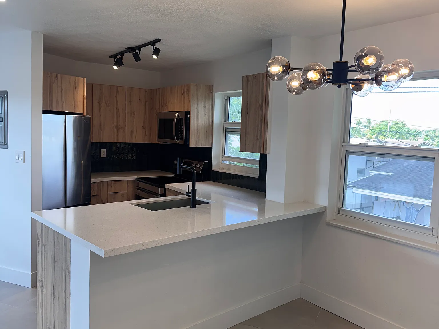 2 bed, 850 sqft, $2,050 — Photo 2