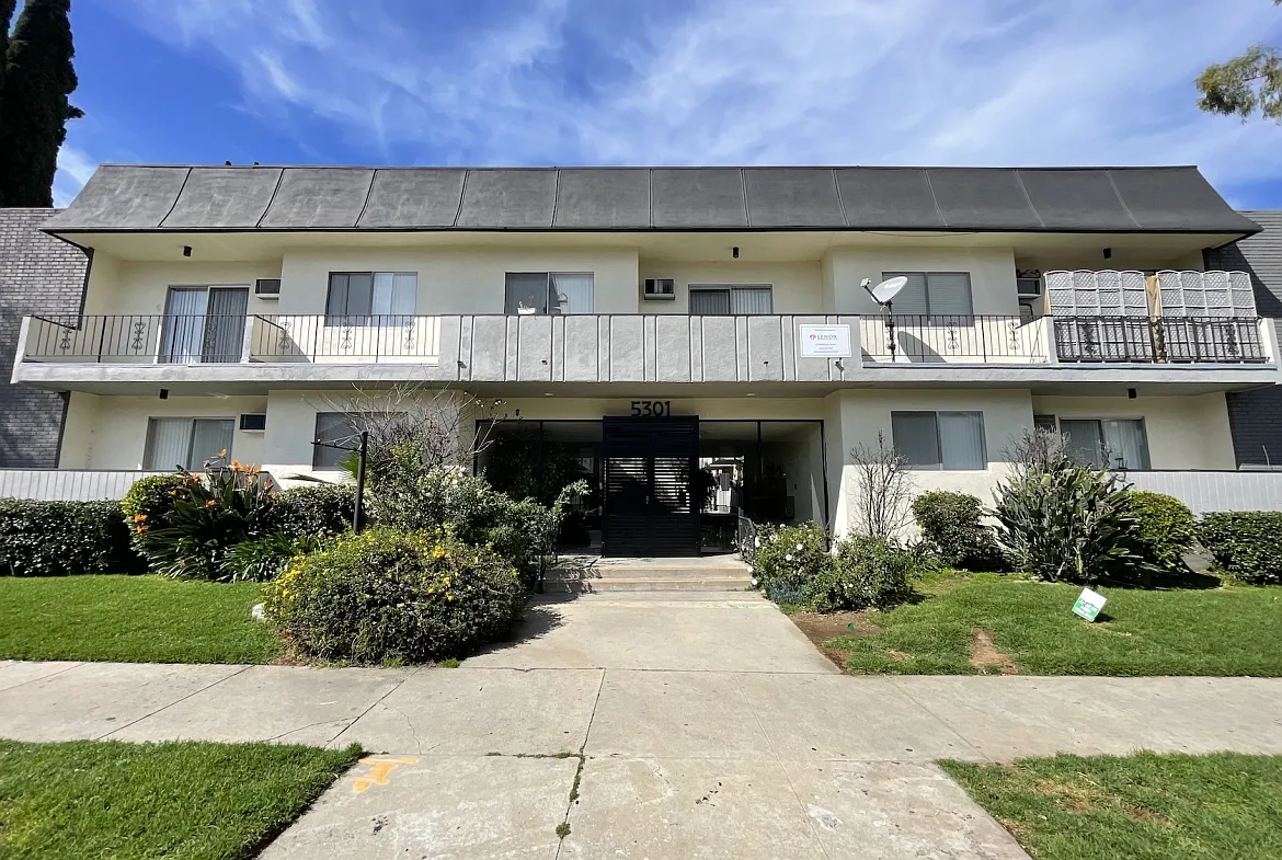 Newcastle Ave, Encino — Photo 2