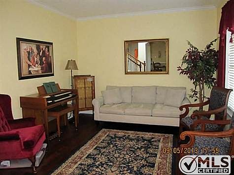 3rd image of 2816 Deerhurst Dr
