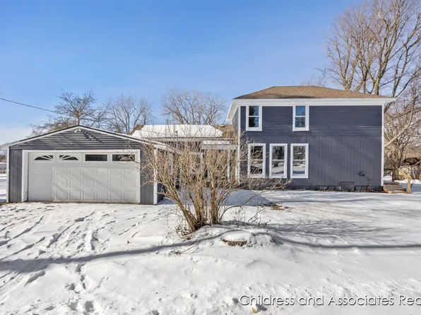 227 W Edgerton St, Howard City, MI 49329