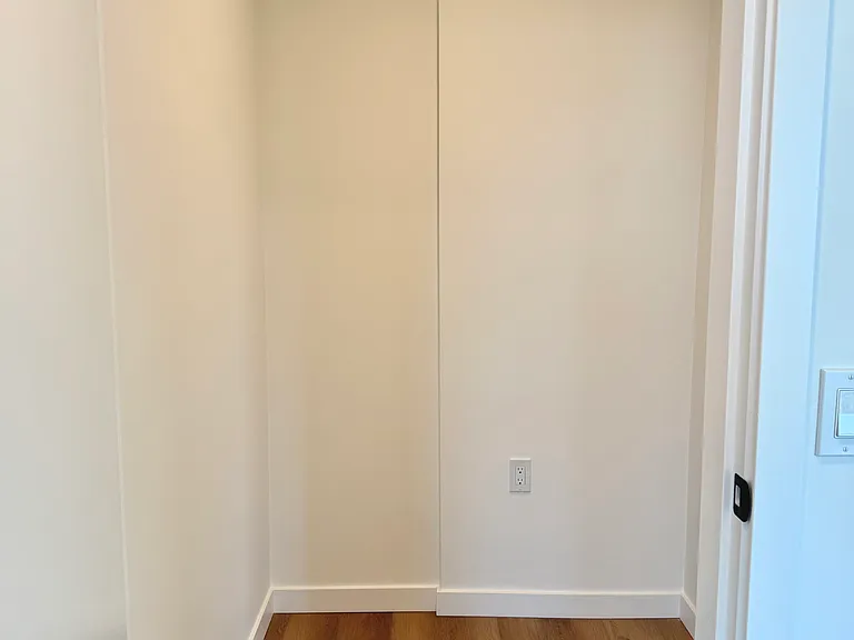 2488 Granville St — Photo 172