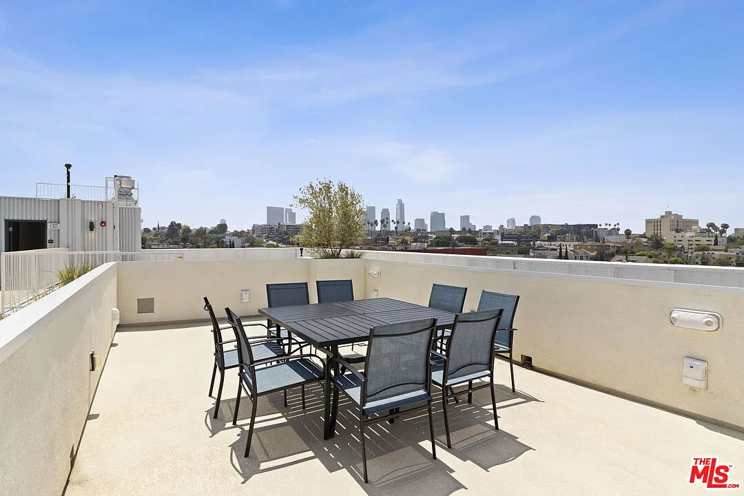 3 bed, 2.5 bath, 1331 sqft, $3,495 — Photo 2