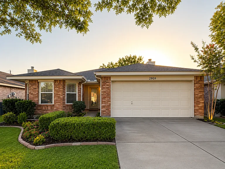 2909 Windhaven Dr — Photo 1