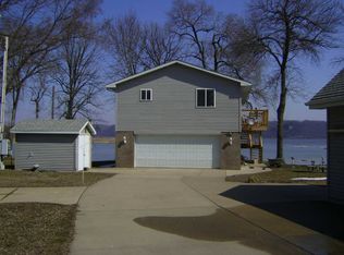 18648 Riverside Rd, Dubuque, IA 52001
