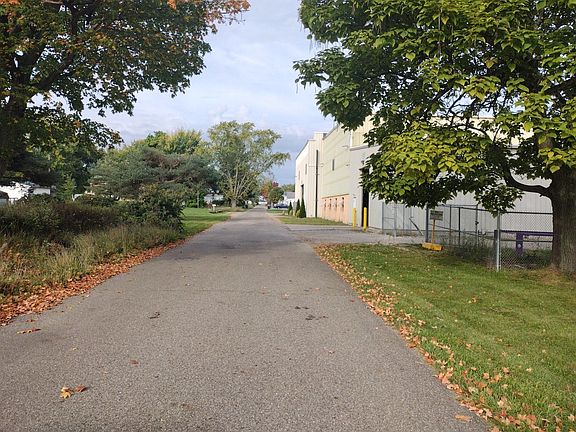 4th image of 22560 Alden Ave