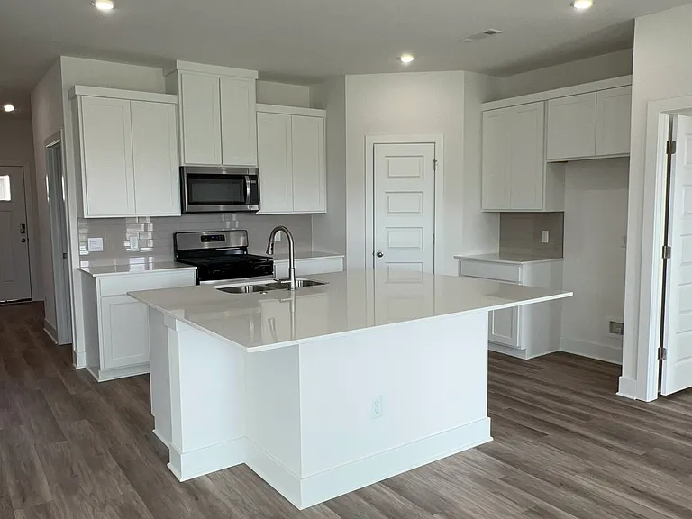 2301 Langford St — Photo 2