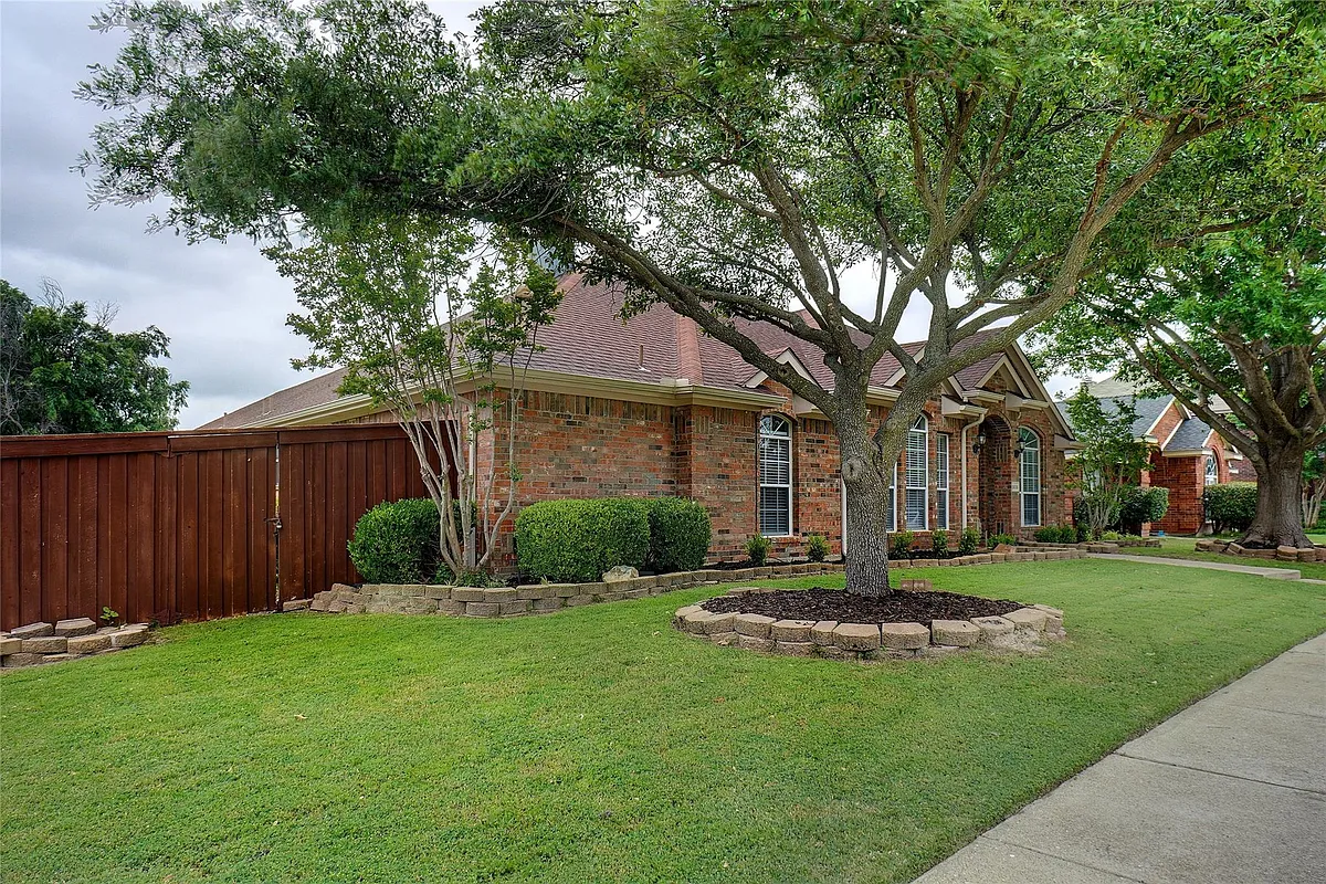 Large corner lot with huge front and back yard - 5616 Petunia Dr