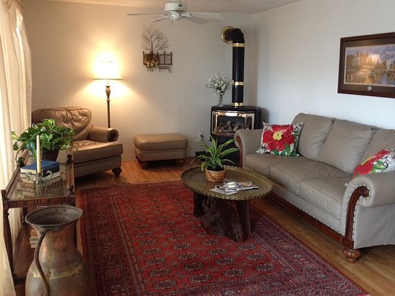 Living area/gas fireplace