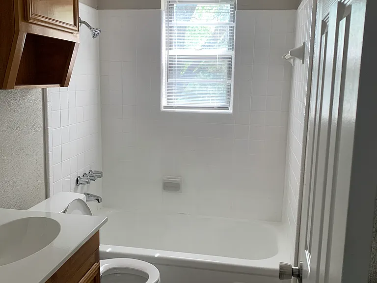1312 W Avenue D — Photo 6