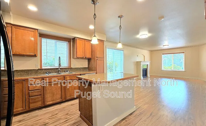 3 bed, 2.5 bath, 1426 sqft, $2,750 — Photo 3