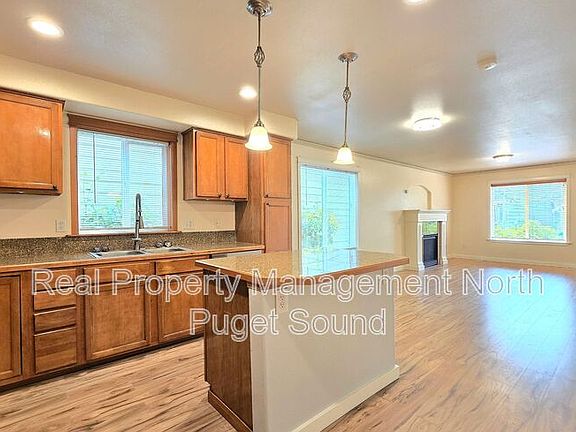 3rd image of 906 116th Pl SE