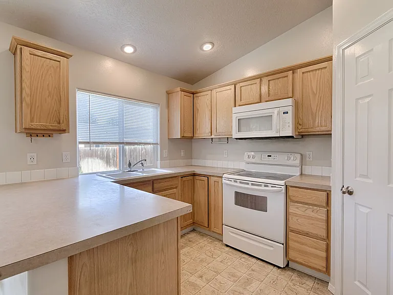 637 E Blue Heron St — Photo 9