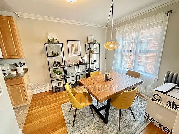 3rd image of 918 W Oakdale Ave #3N