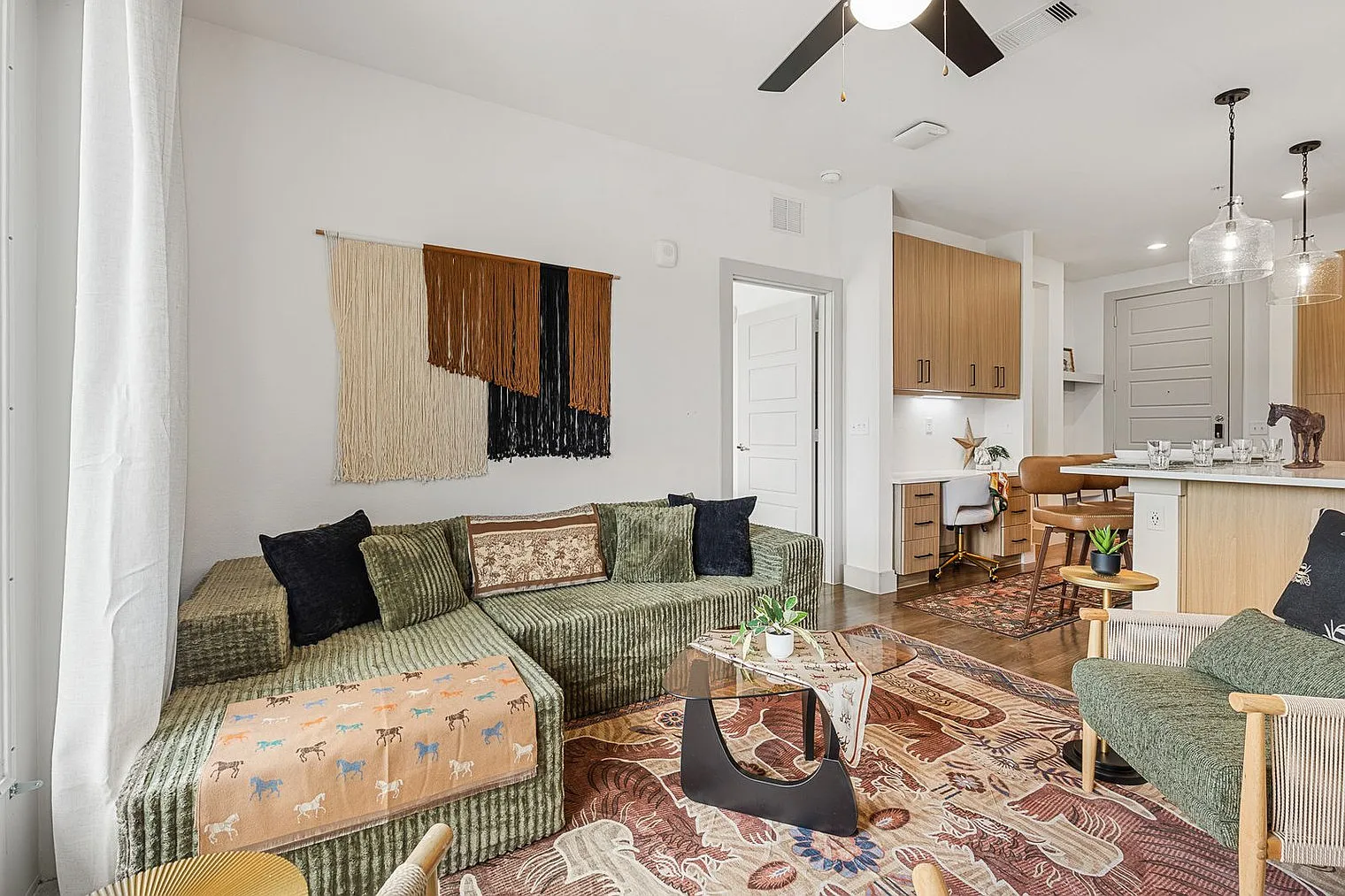 2 bed, 2.0 bath, 914 sqft, $4,354 — Photo 1