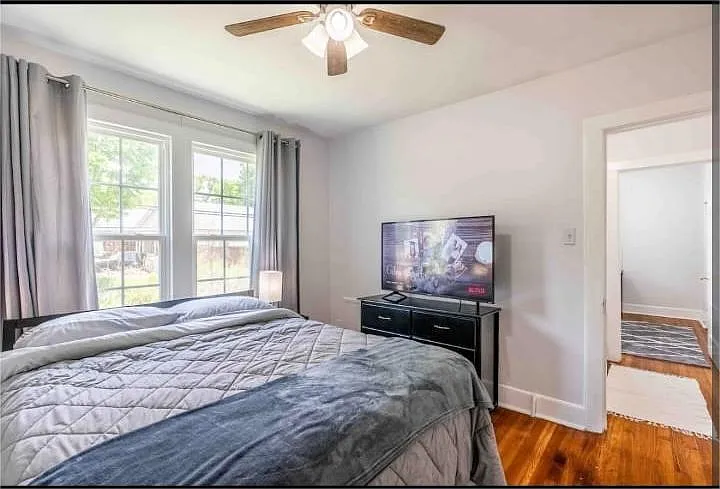 3 bed, 1000 sqft, $2,500 — Photo 2