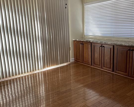 4th image of 22109 Burbank Blvd Unit 7