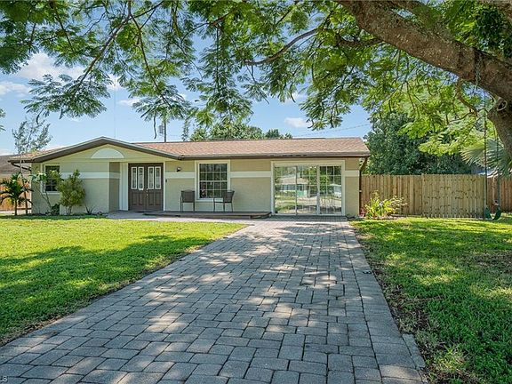 2nd image of 924 Entrada Dr S