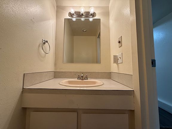 4th image of 361 S Walnut St
