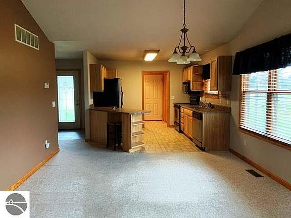 5th image of 8158 N Clare Ave #1
