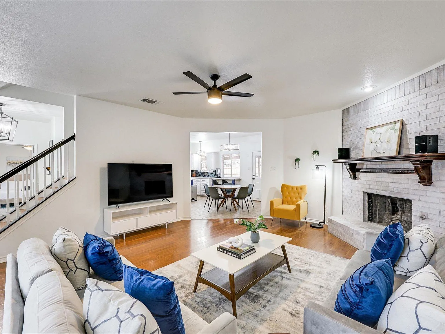 5 bed, 2588 sqft, $8,250 — Photo 2